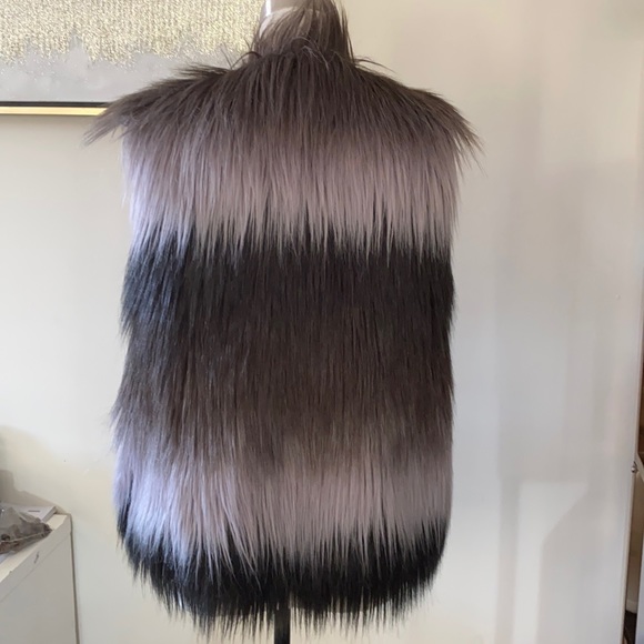 Alex and Alex white and black faux fur vest - Picture 2 of 5